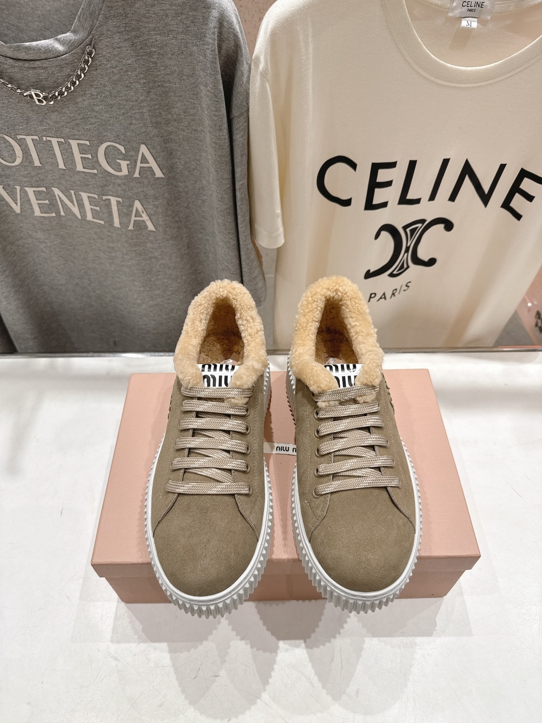 미우미우 25ss 신상 스트랩 통굽 스니커즈