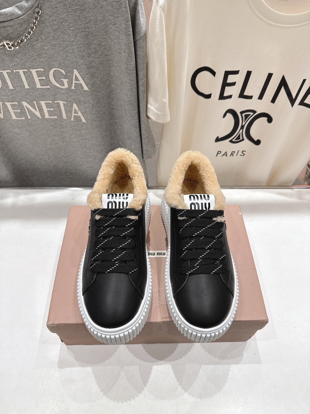 미우미우 25ss 신상 스트랩 통굽 스니커즈