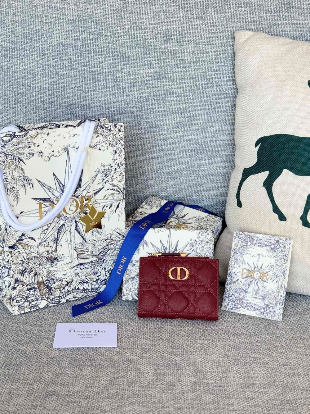 디올 카로 달리아 지갑 까나쥬 S5173UBHZ