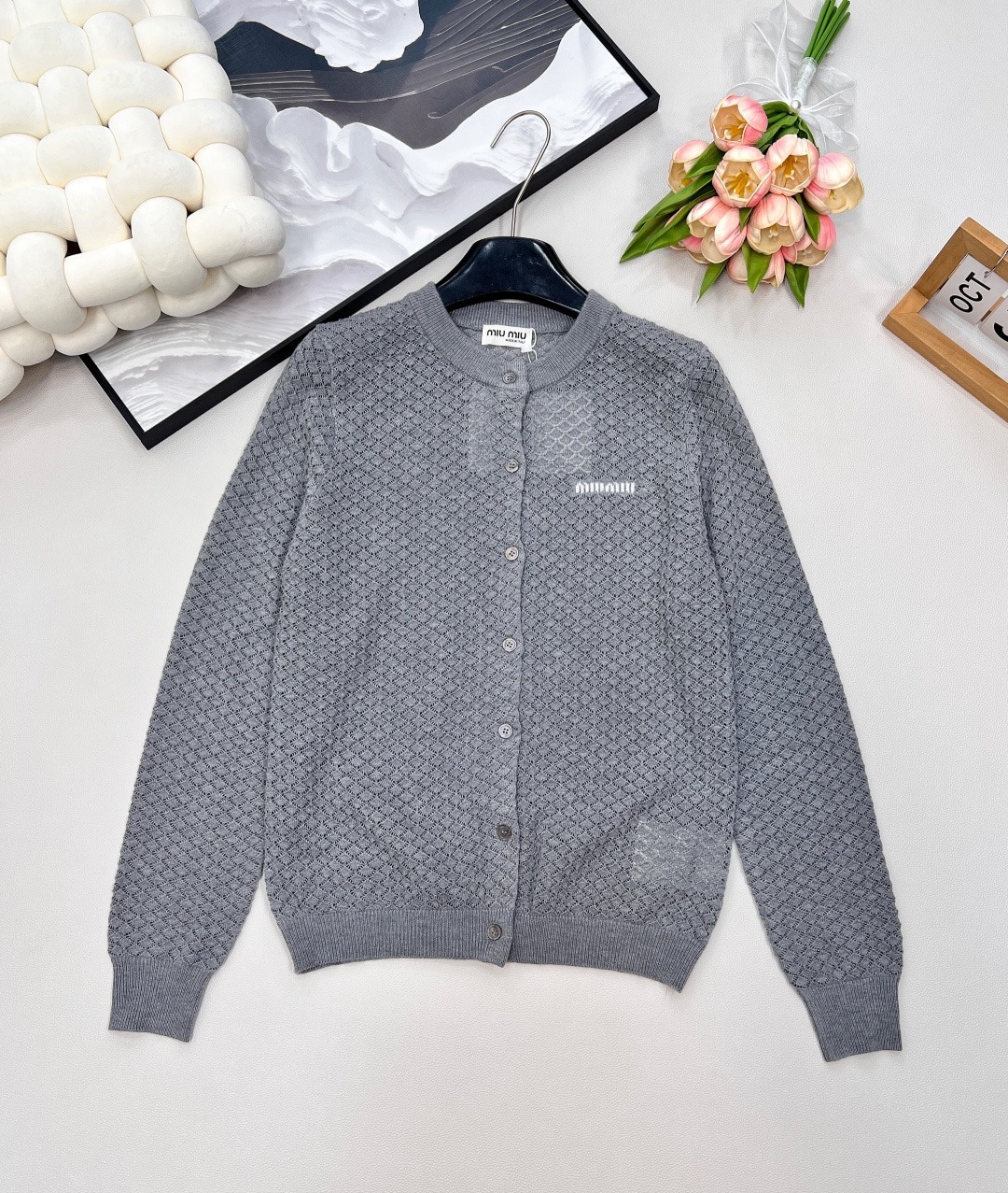미우미우 신상 레터링 로고 가디건