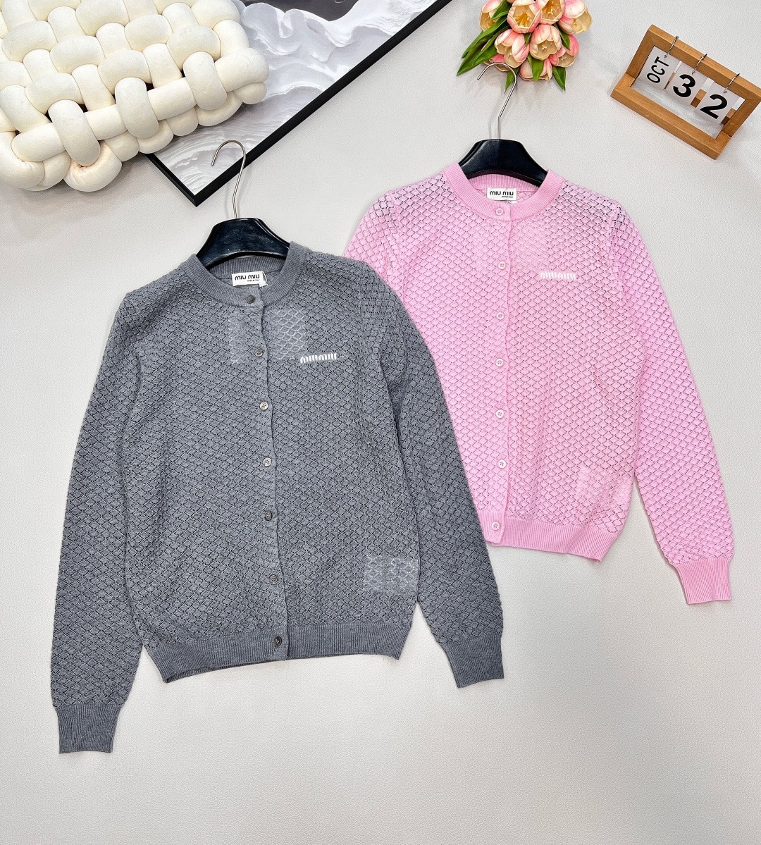 미우미우 신상 레터링 로고 가디건
