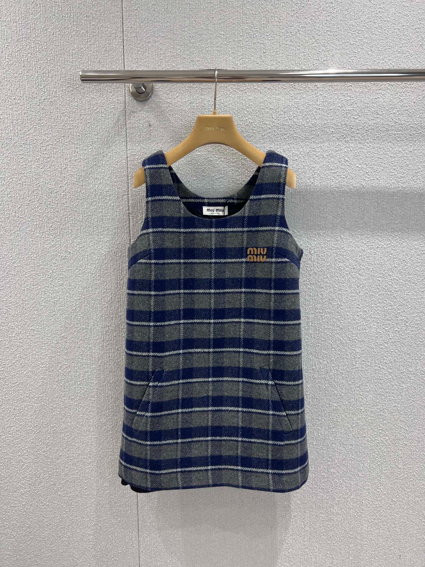 미우미우 25FW 신상 체크 울 슬립