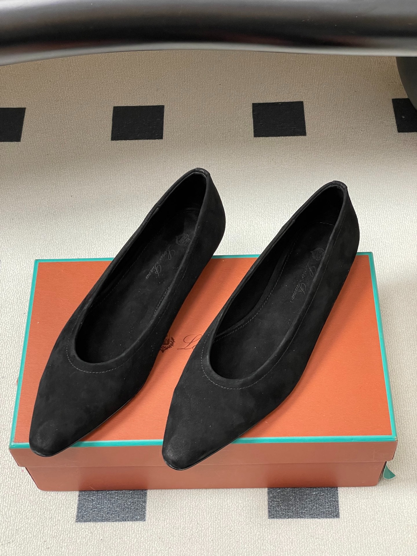 로로피아나 26s 신상 프리물라 플랫 스웨이드 단화