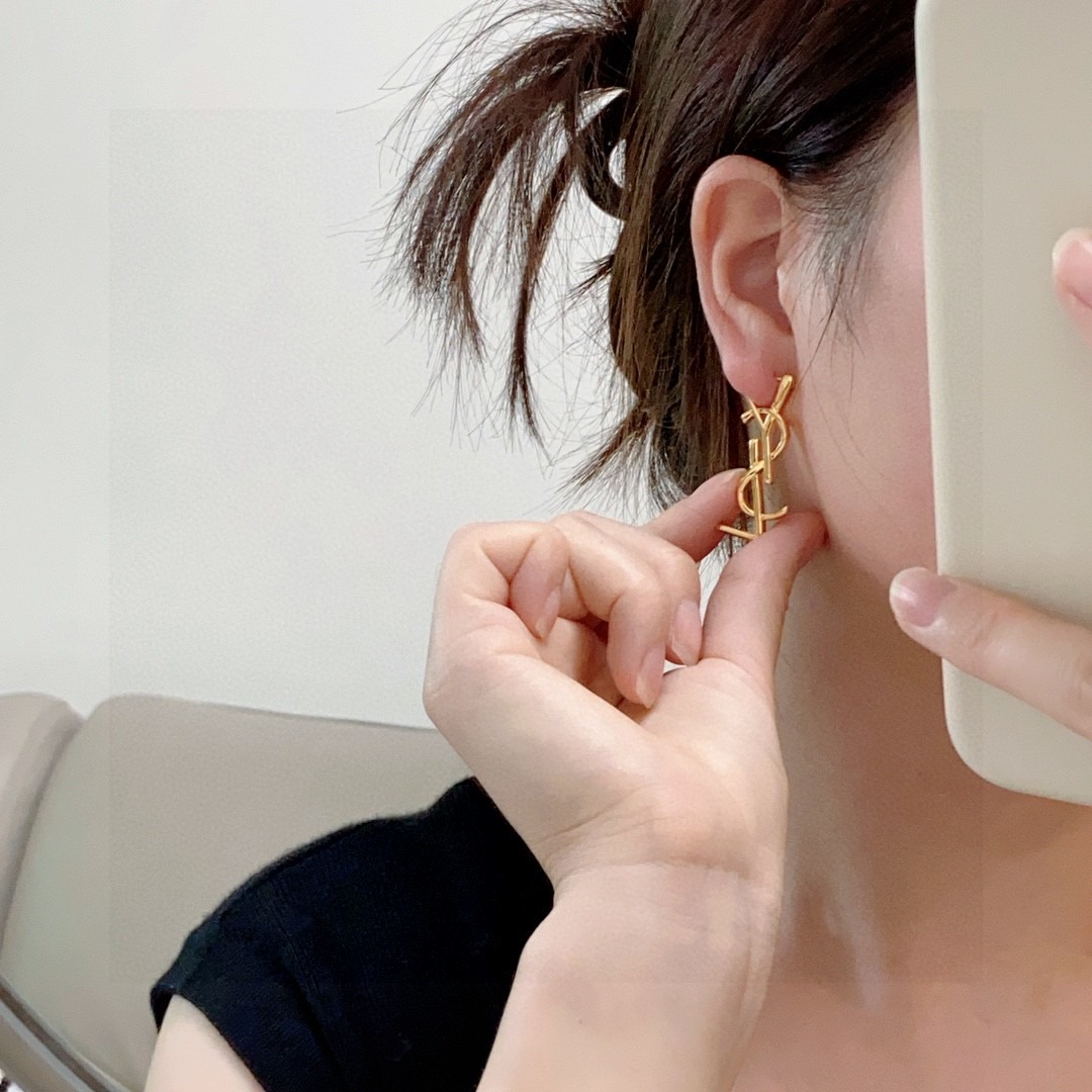 입생로랑 레터링 펜던트 귀걸이