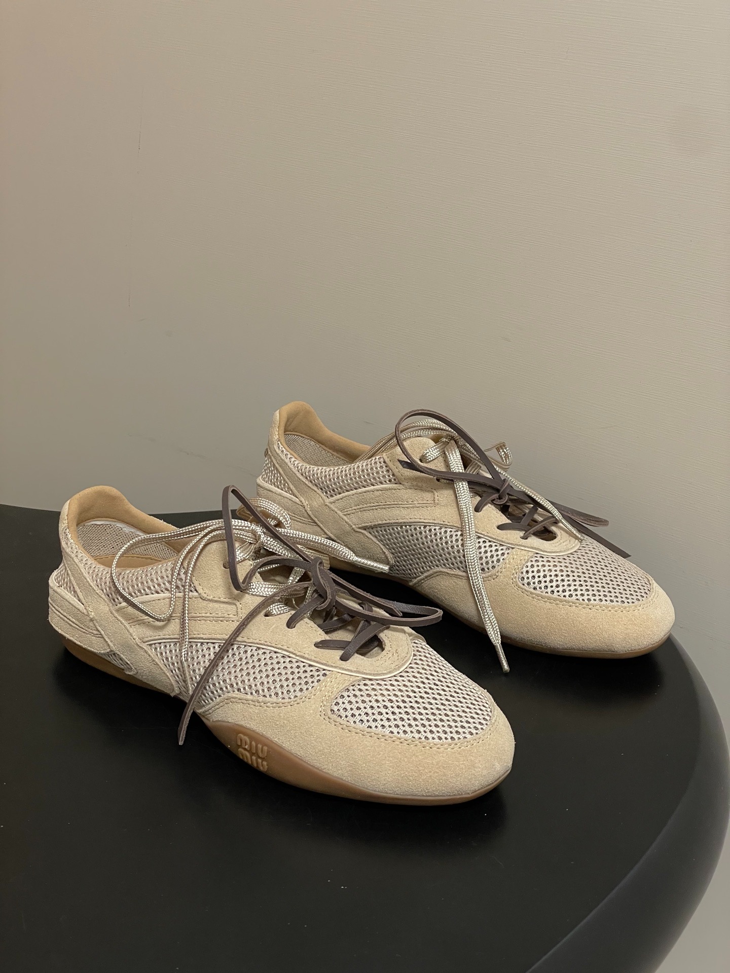 미우미우 26ss 신상 스트랩 메쉬 스니커즈