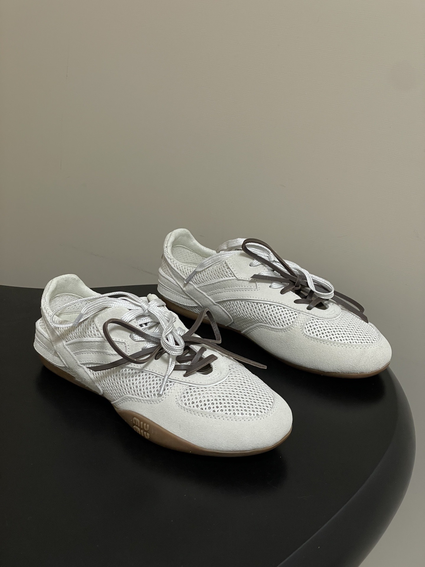 미우미우 26ss 신상 스트랩 메쉬 스니커즈