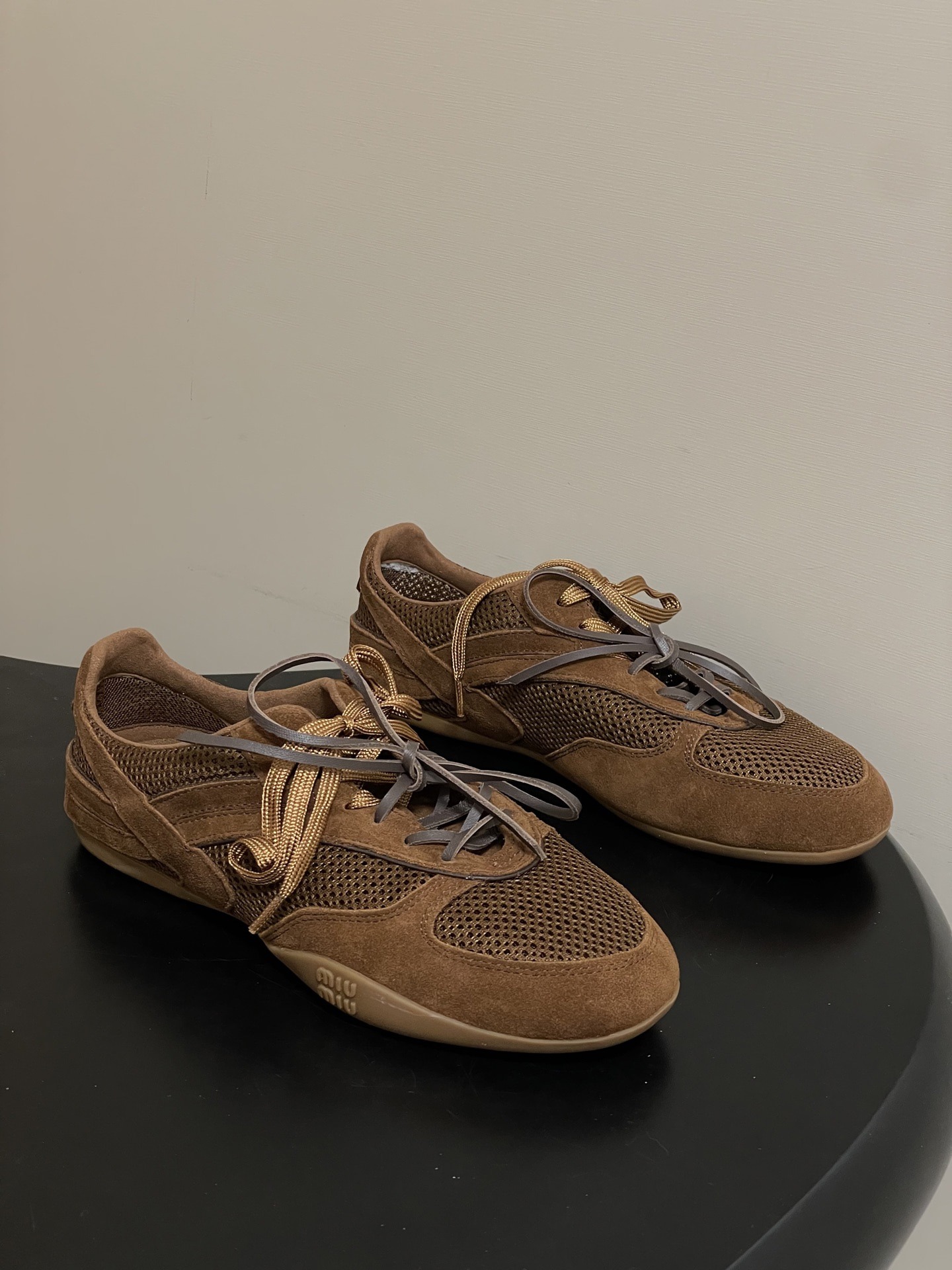 미우미우 26ss 신상 스트랩 메쉬 스니커즈