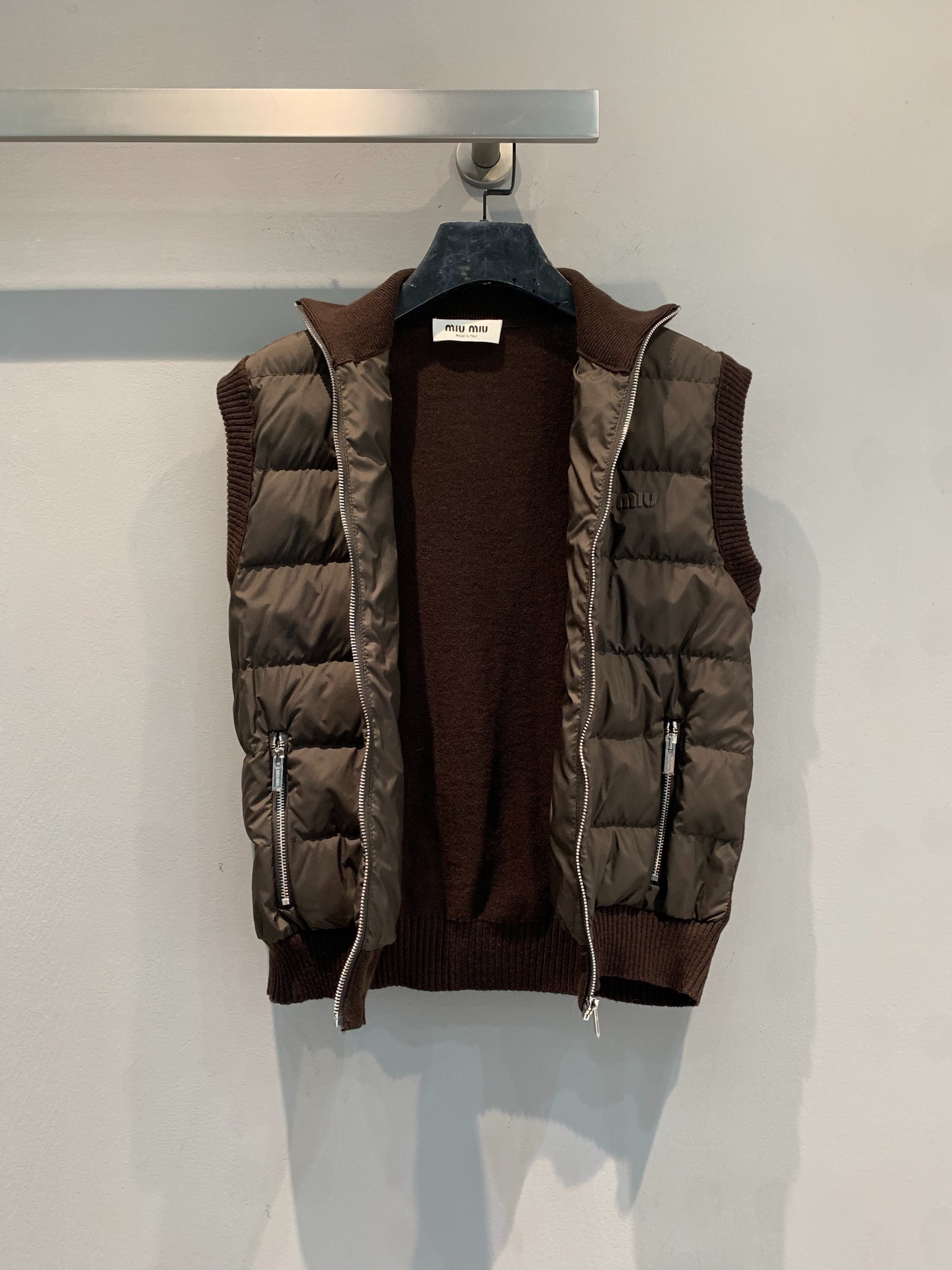 미우미우  캐시미어 니트 구스다운 조끼