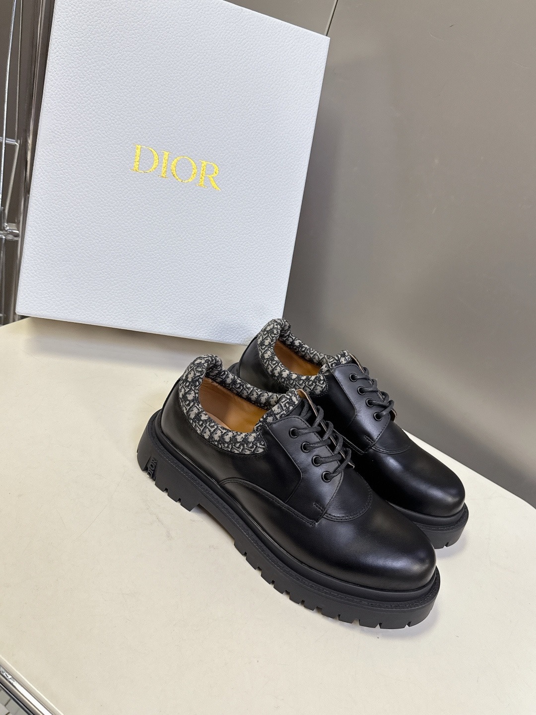 디올 익스플로러 더비 슈즈