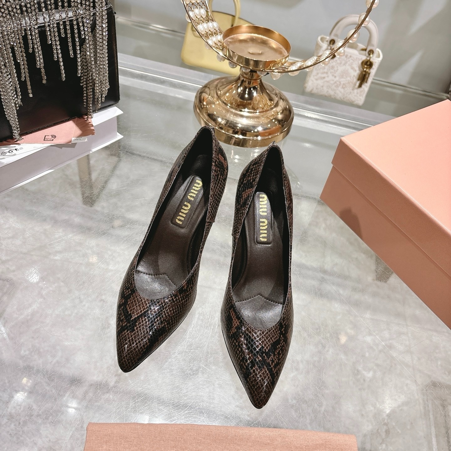 미우미우 26 신상 스틸레토 펌프스