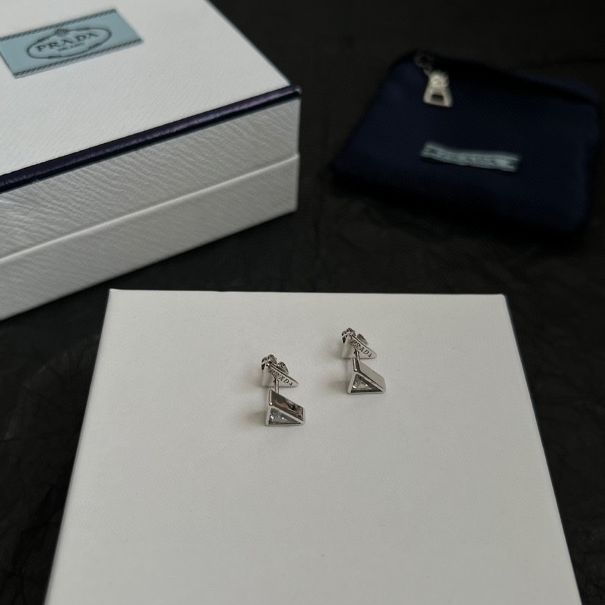 프라다 삼각 귀걸이
