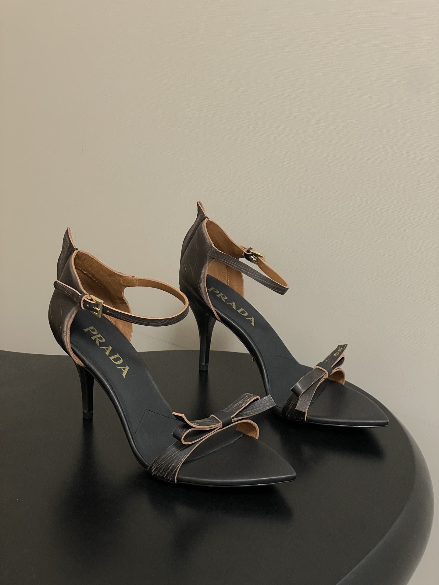 프라다 봄여름 신상 빈티지 오픈토 샌들