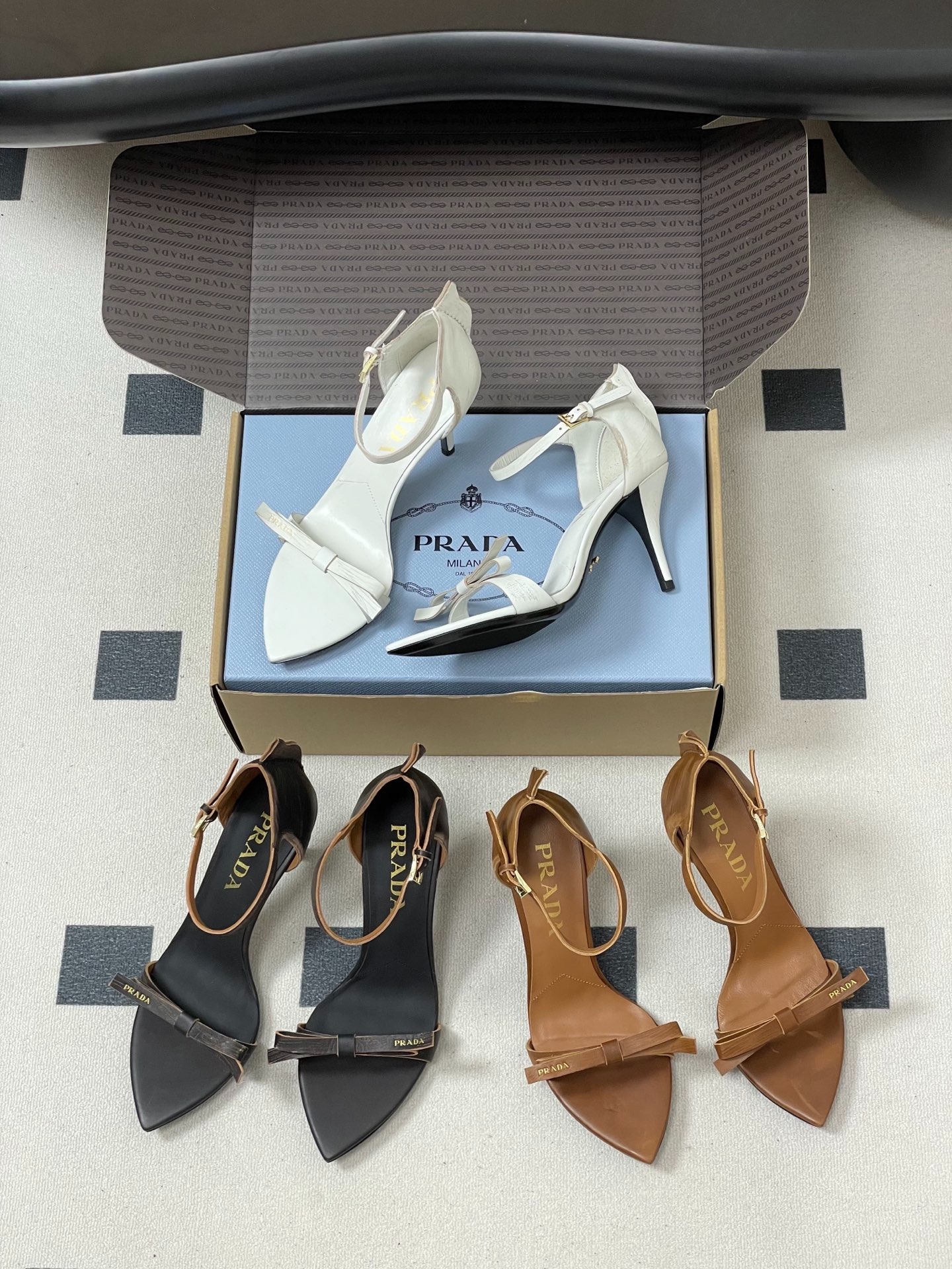 프라다 봄여름 신상 빈티지 오픈토 샌들