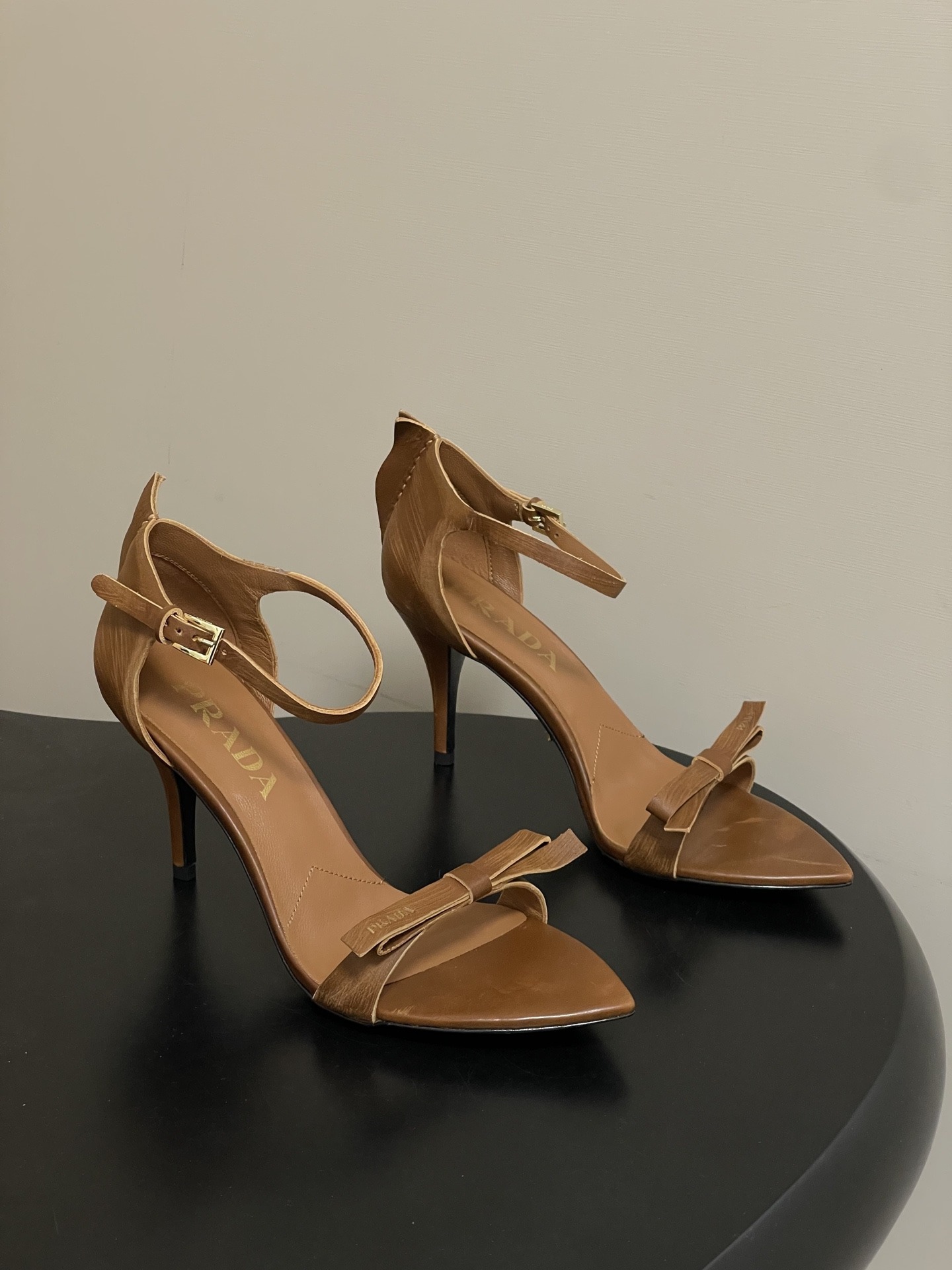 프라다 봄여름 신상 빈티지 오픈토 샌들