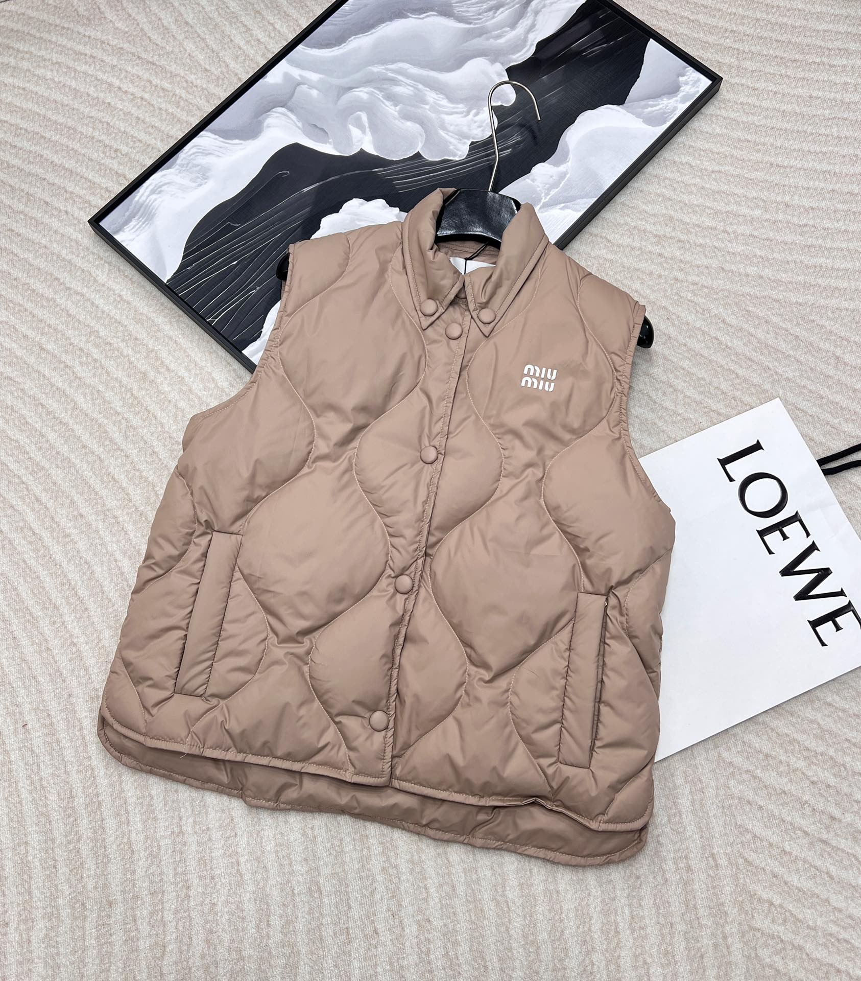 미우미우 신상 터틀넥 패딩 베스트