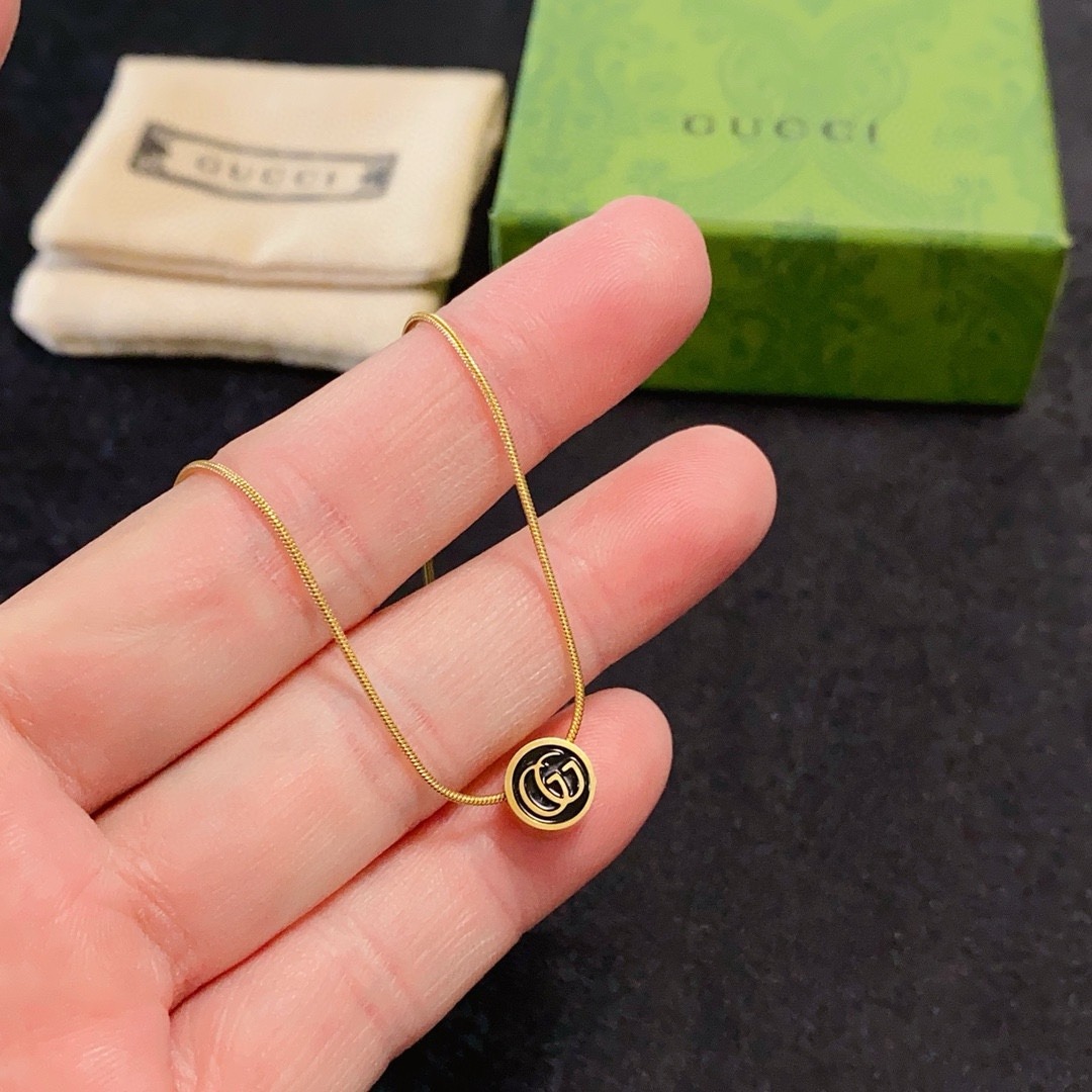 구찌 신상 G 블랙 라운드 목걸이