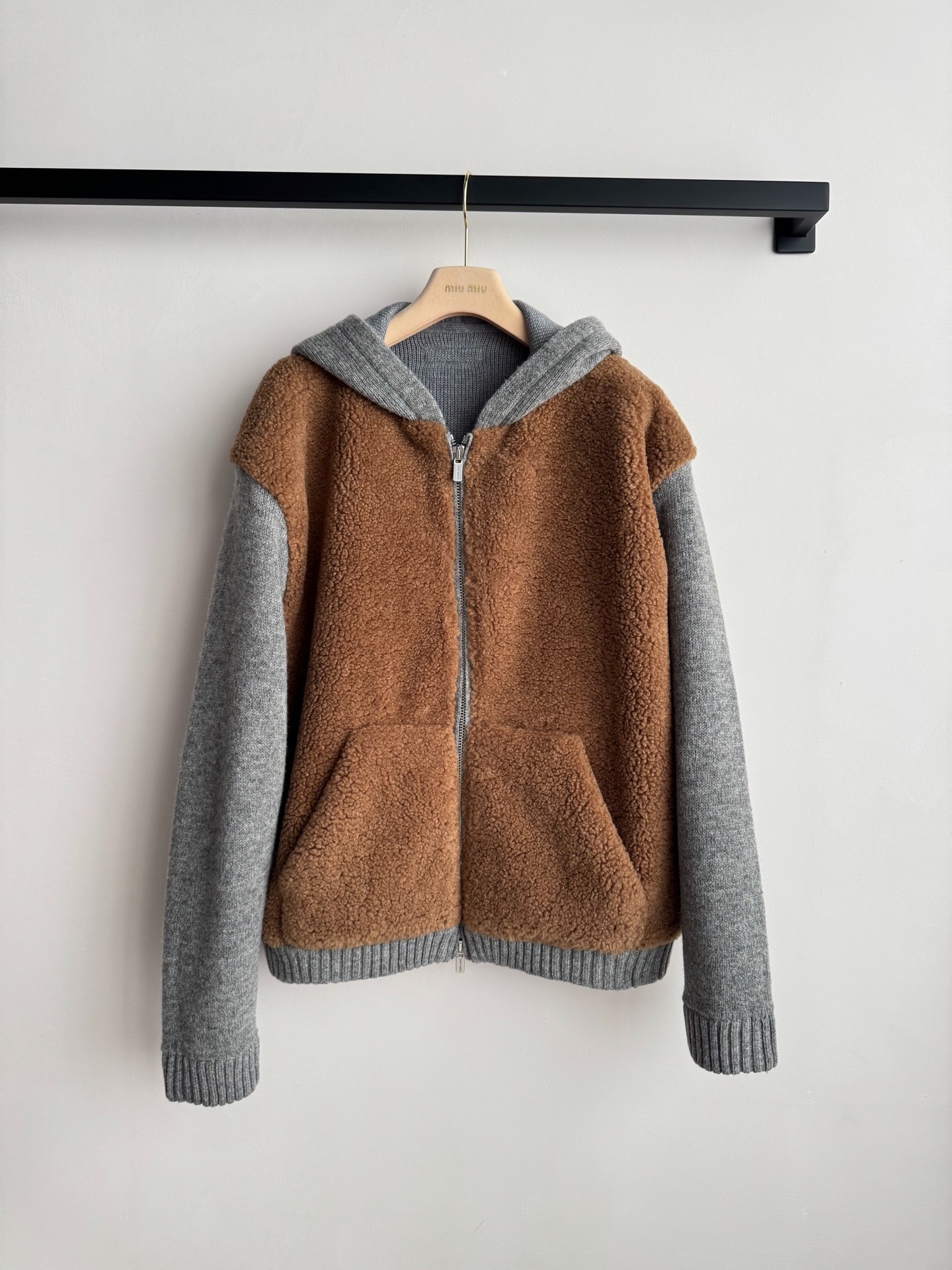 미우미우 코튼 울 패치 후드 점퍼