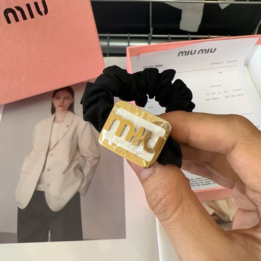 미우미우 신상 레터링 헤어링