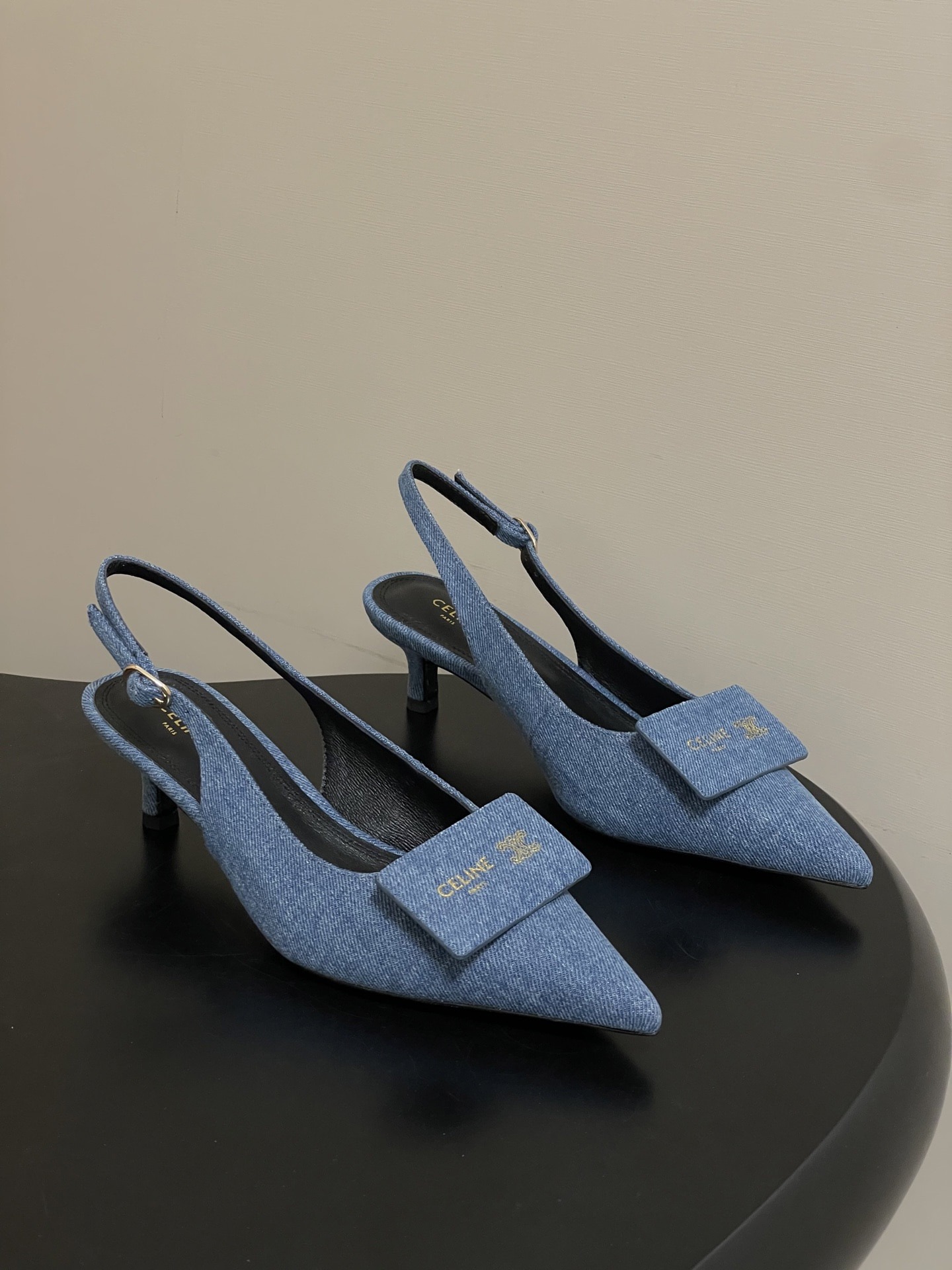 셀린느 신상 스퀘어 버클 샌들