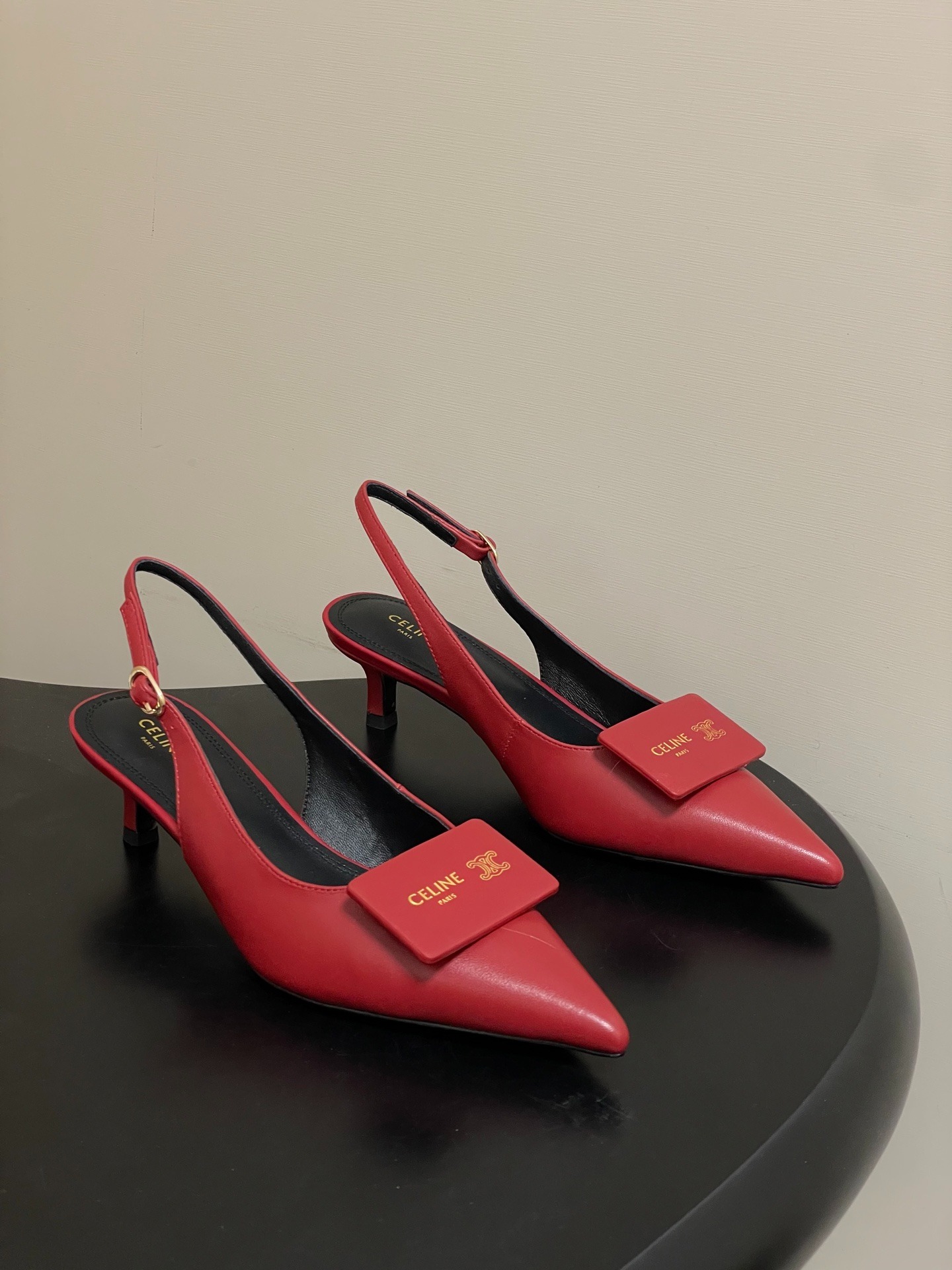 셀린느 신상 스퀘어 버클 샌들