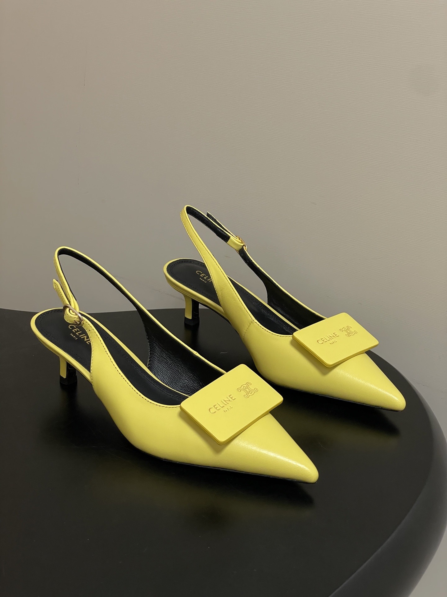 셀린느 신상 스퀘어 버클 샌들