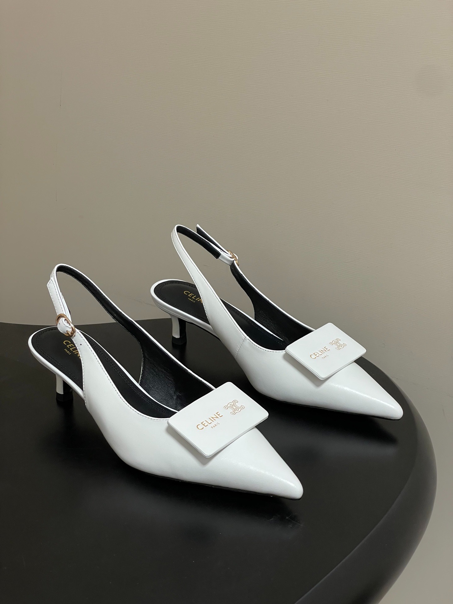 셀린느 신상 스퀘어 버클 샌들