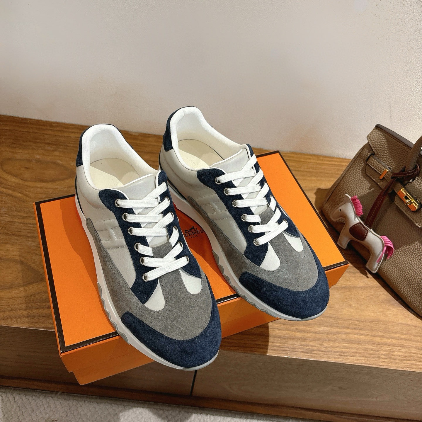 에르메스 신상 트레일 스니커즈