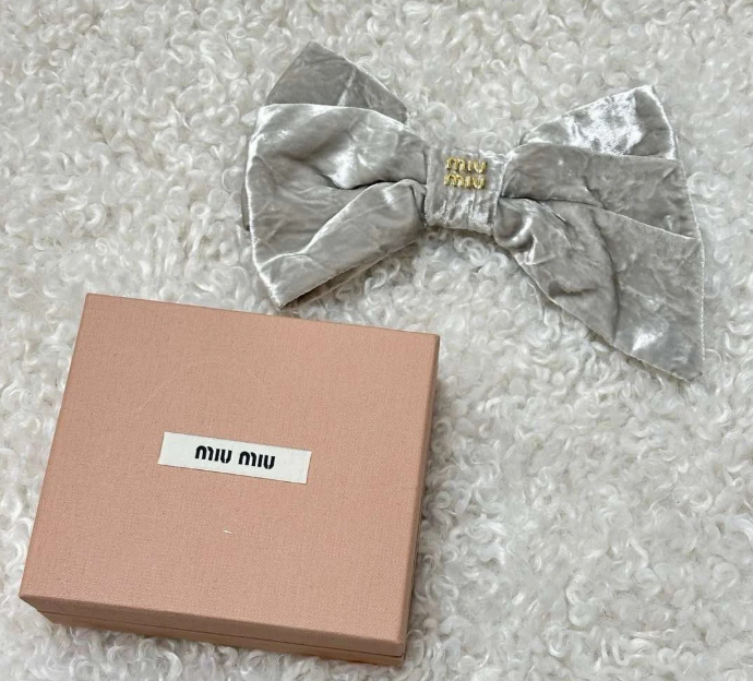 미우미우 벨벳 리본 헤어 클립