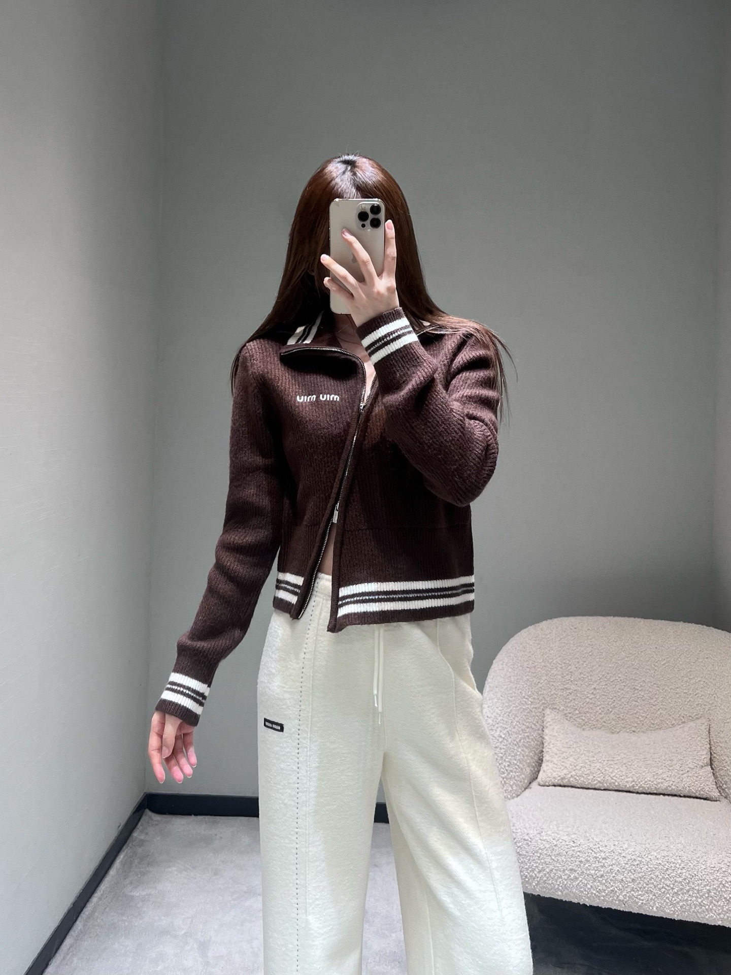 미우미우 26SS 봄 신상 사선 지퍼 가디건