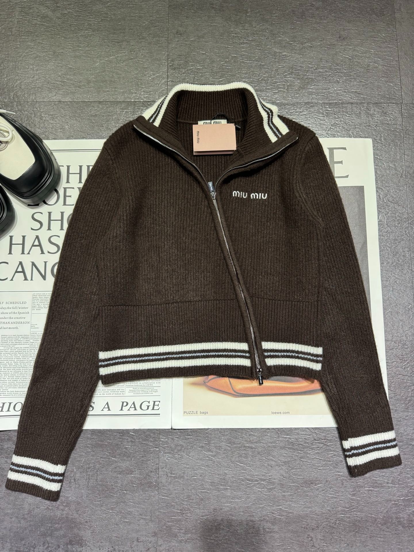 미우미우 26SS 봄 신상 사선 지퍼 가디건