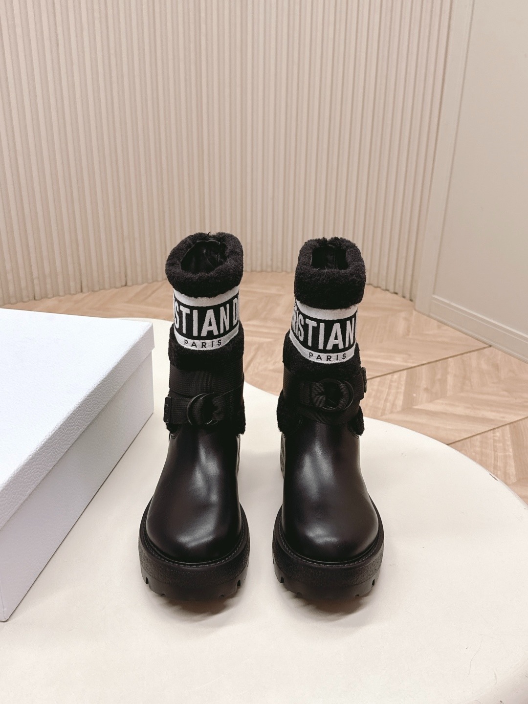 디올 신상 미들퍼 레이스업 양털부츠