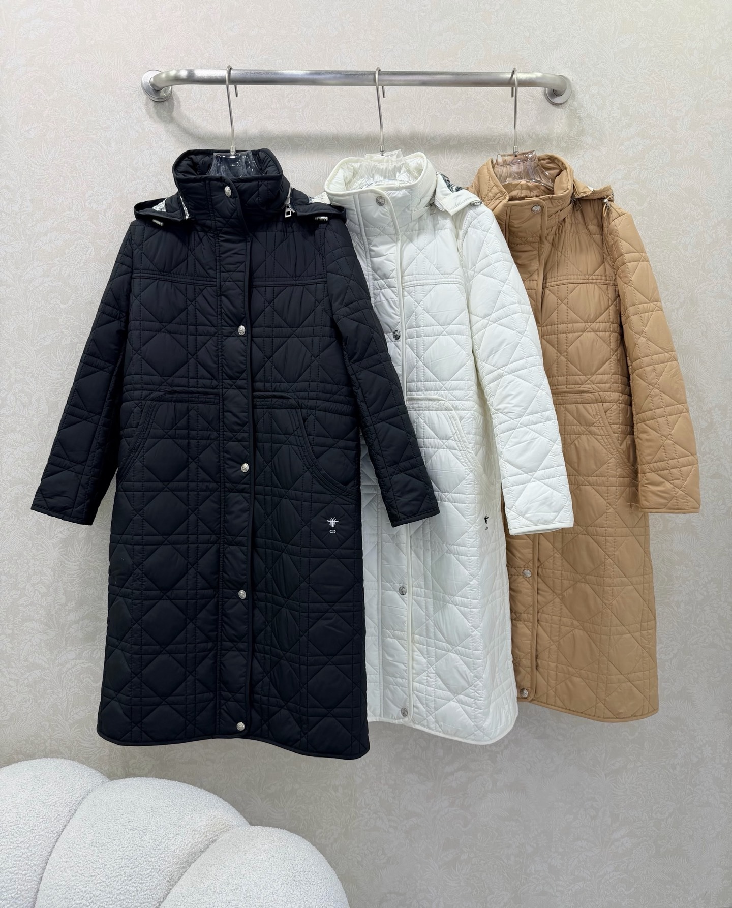 디올 신상 데페도라 후드 누빔 롱 다운 점퍼