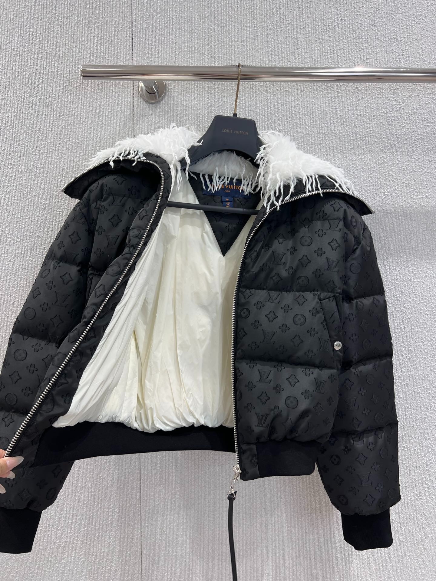 루이비통 25FW 신상 볼륨 다운 점퍼