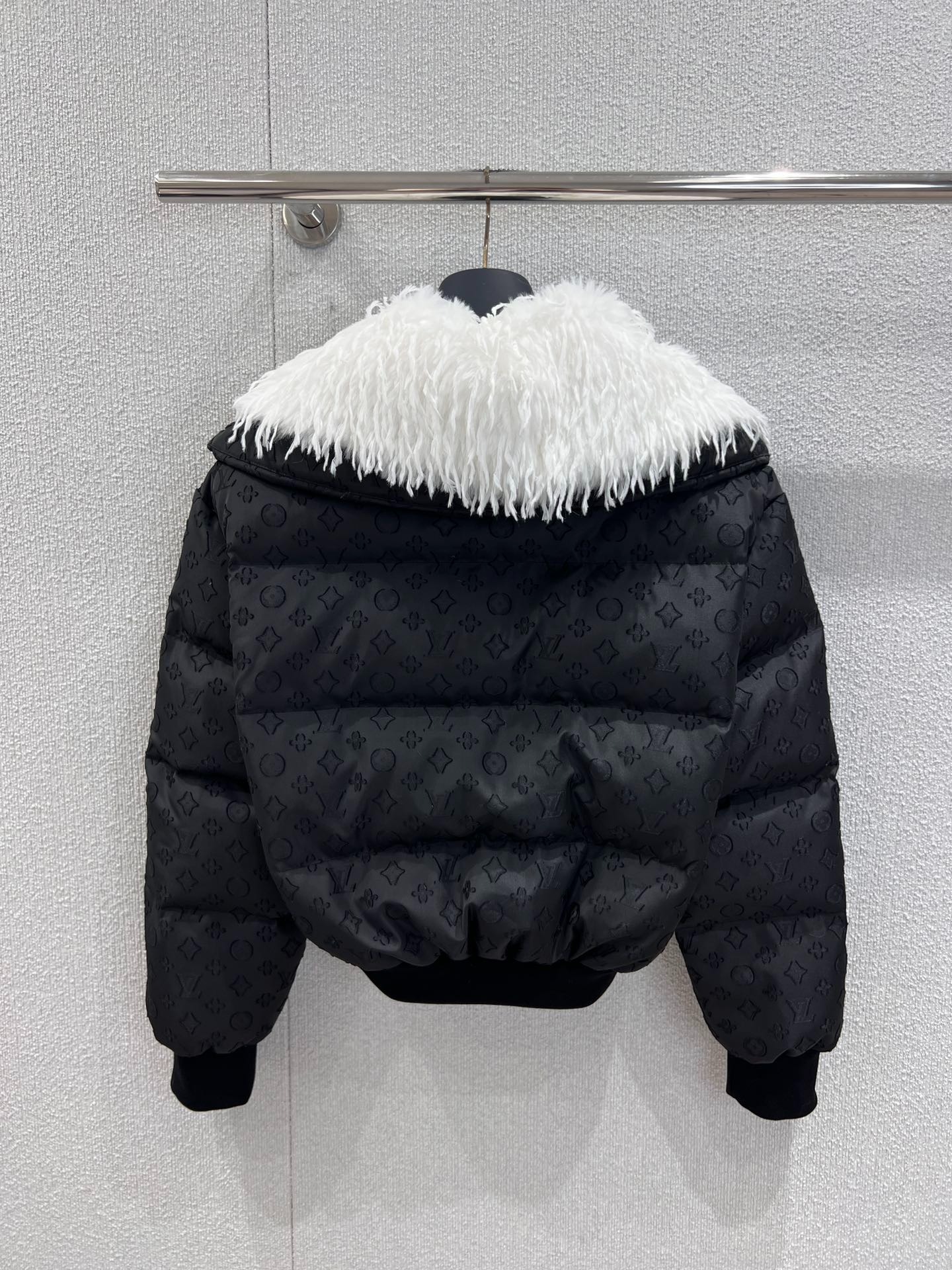 루이비통 25FW 신상 볼륨 다운 점퍼