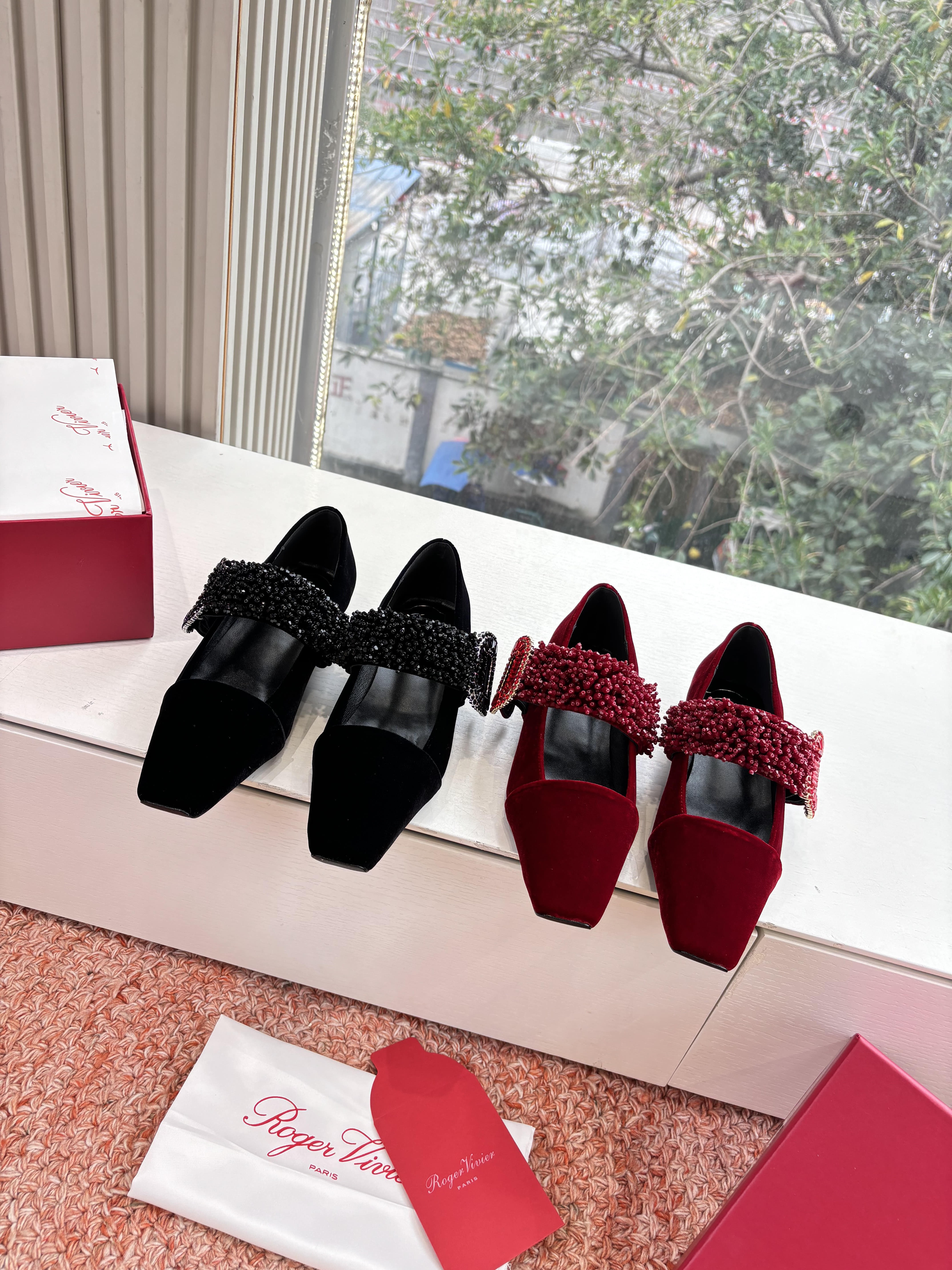 로저비비에 신상 T밴드 샌들