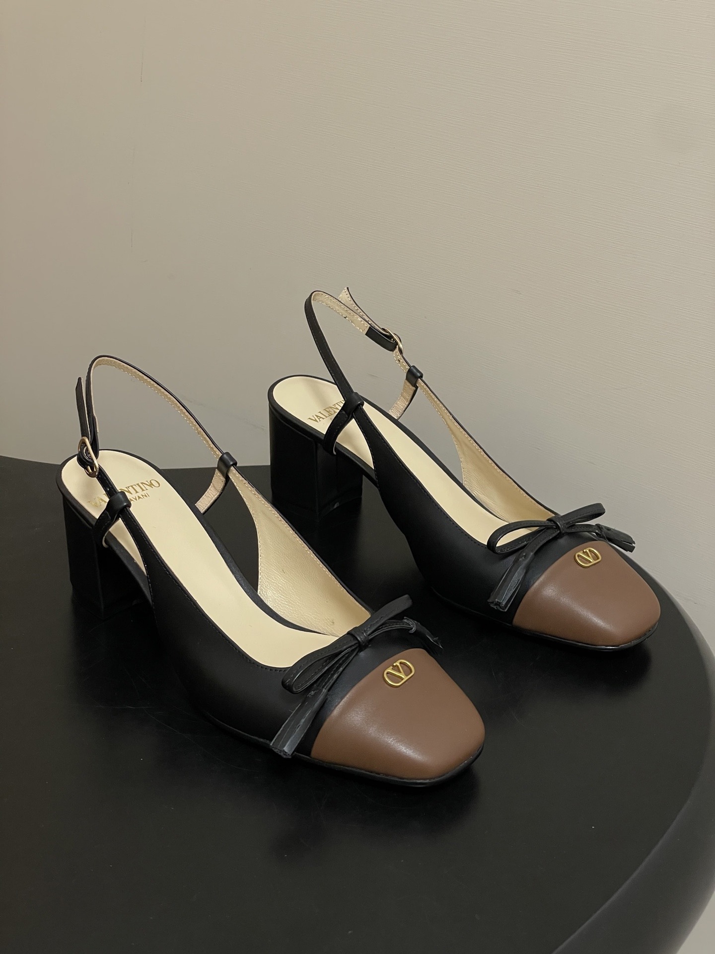 발렌티노 클래식 메탈릭 V버클힐