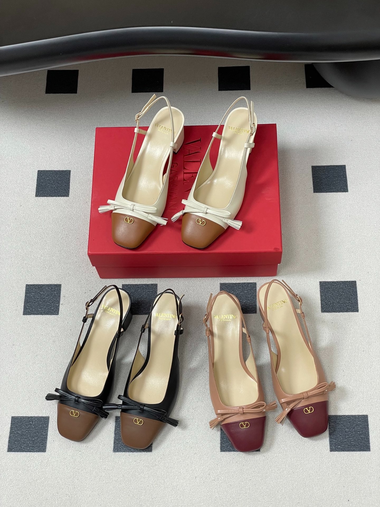 발렌티노 클래식 메탈릭 V버클힐