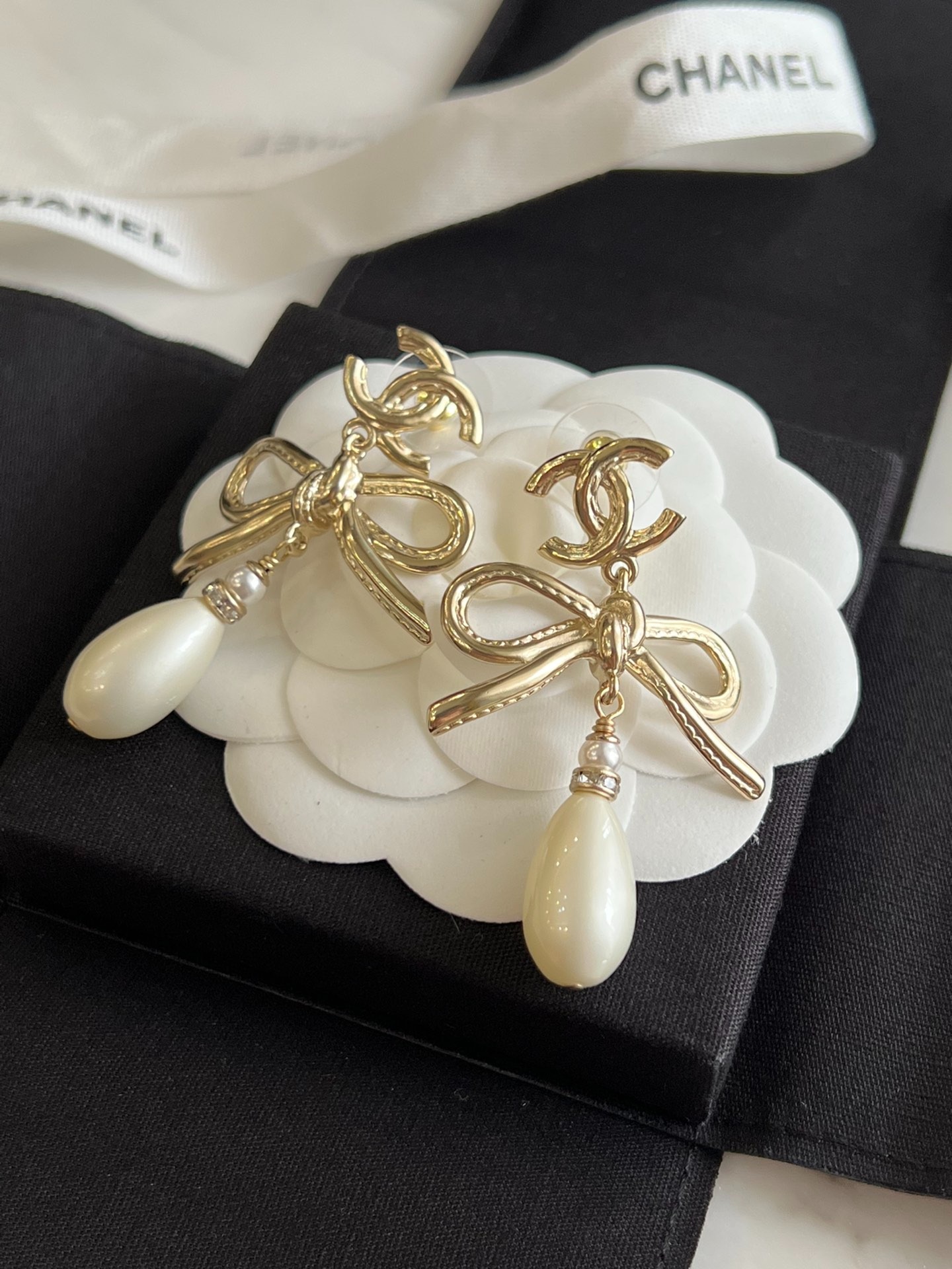 샤넬 신상 리본 진주 더블C 귀걸이