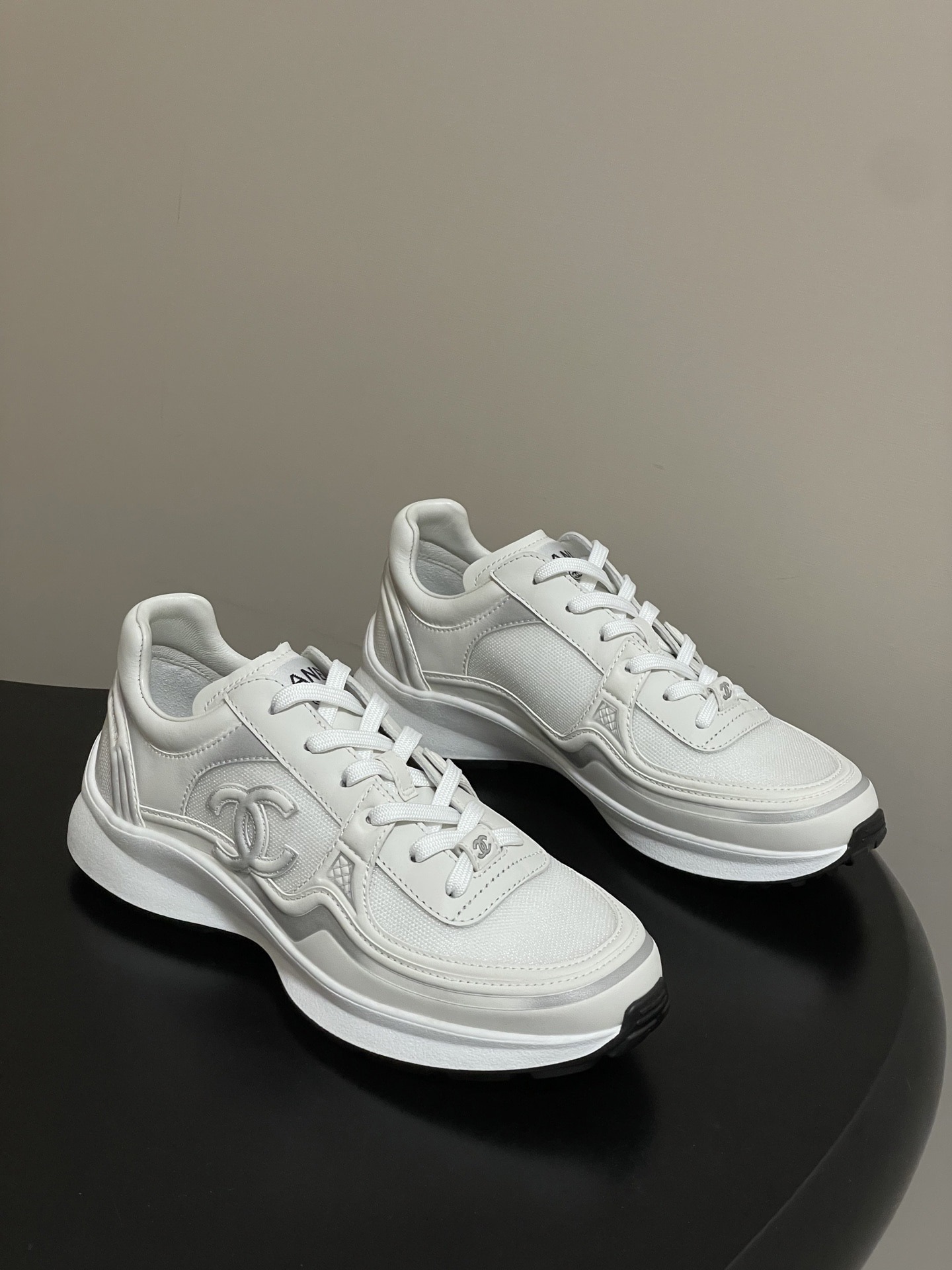 샤넬 26C 에어메쉬 통굽 스니커즈