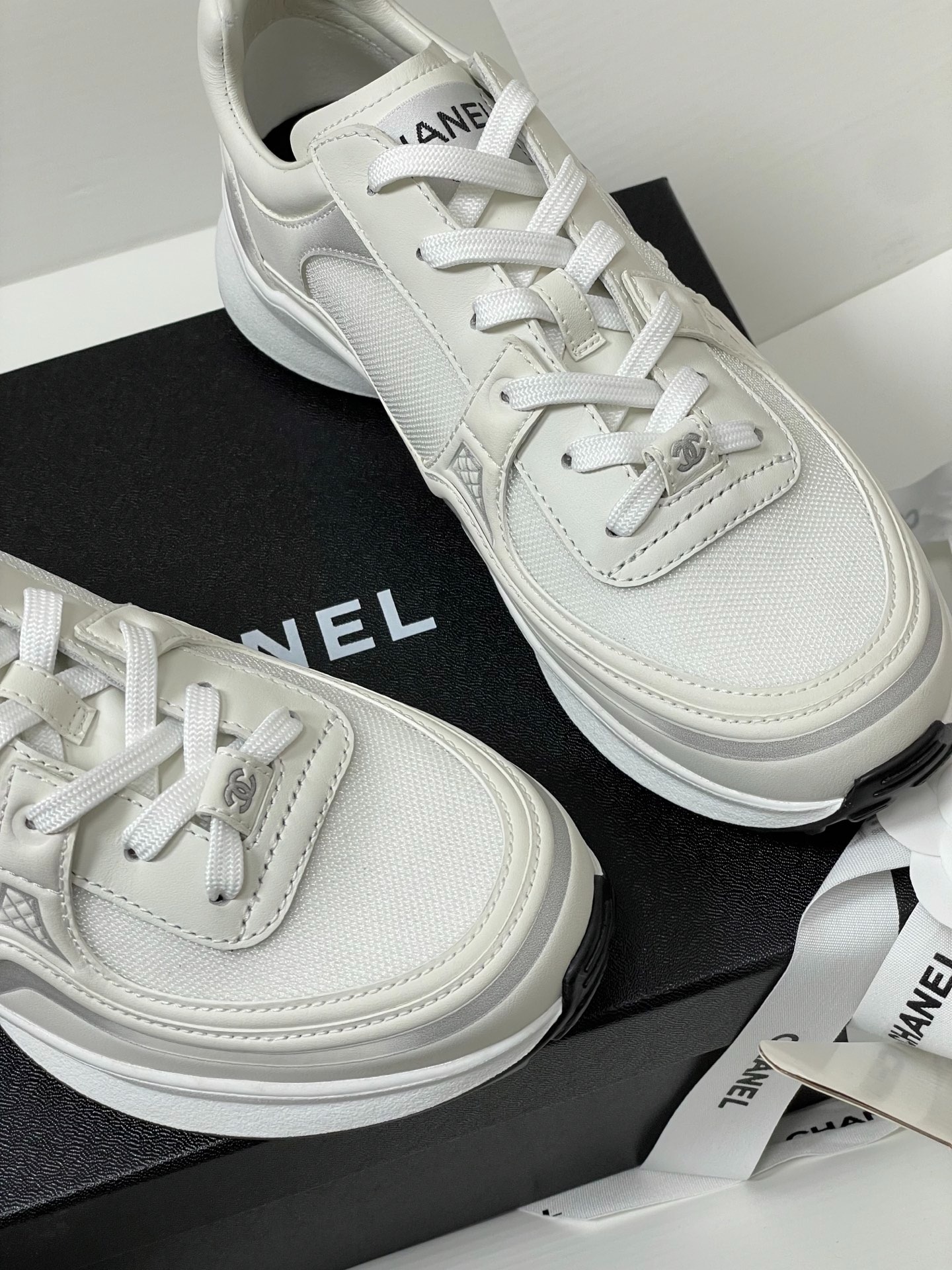 샤넬 26C 에어메쉬 통굽 스니커즈