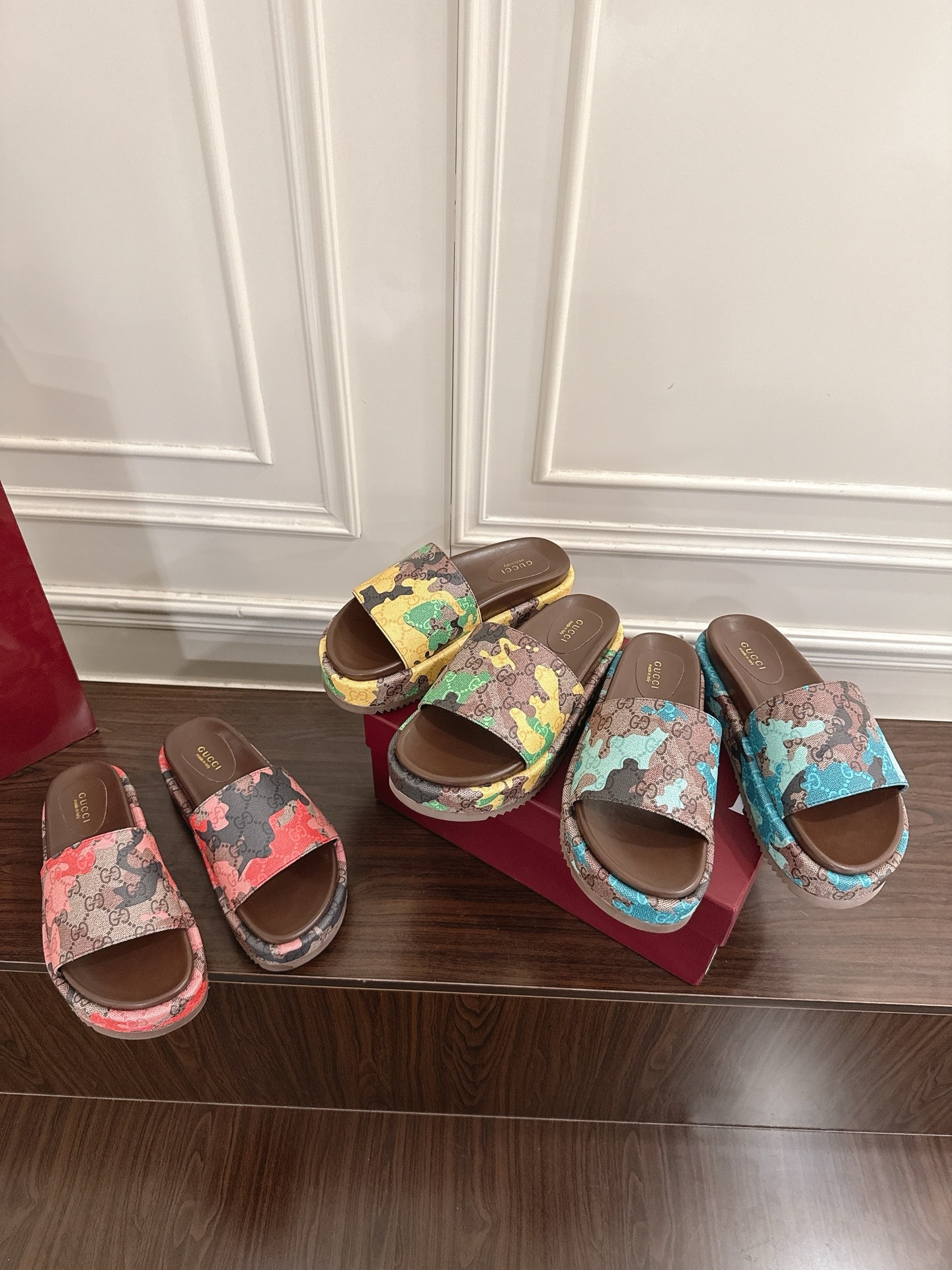 구찌 신상 한정판 프린트 통굽 슬리퍼