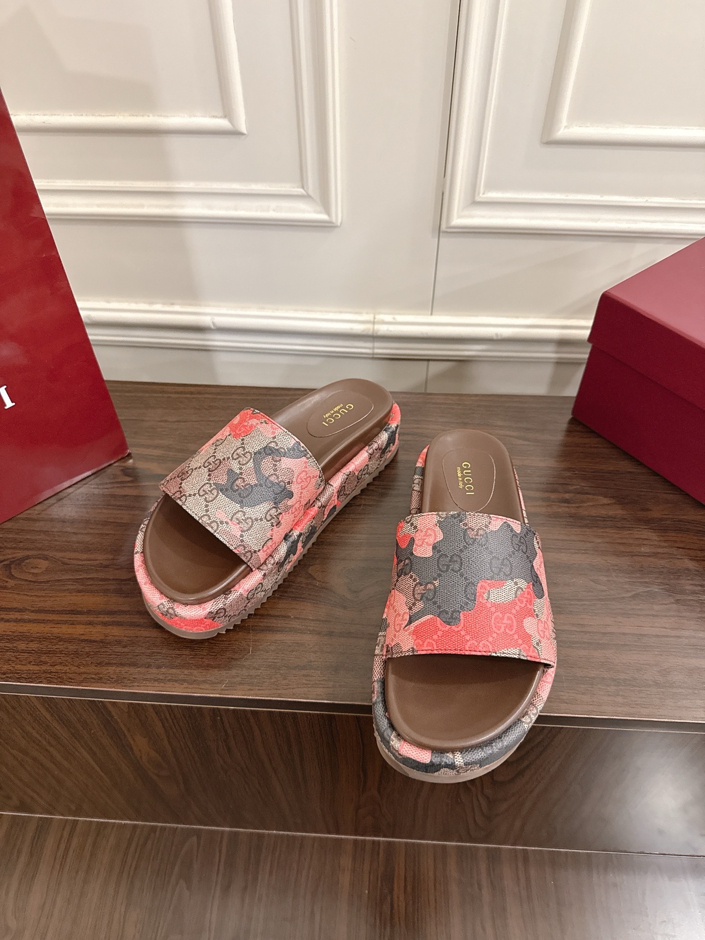 구찌 신상 한정판 프린트 통굽 슬리퍼