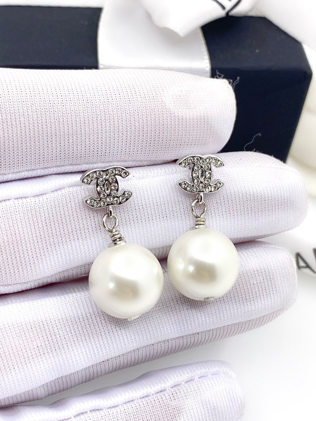 샤넬 신상 미니 더블C 진주 귀걸이