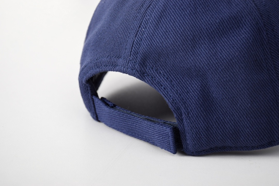 미우미우 24NEW 레터링 자수 로고 스냅백