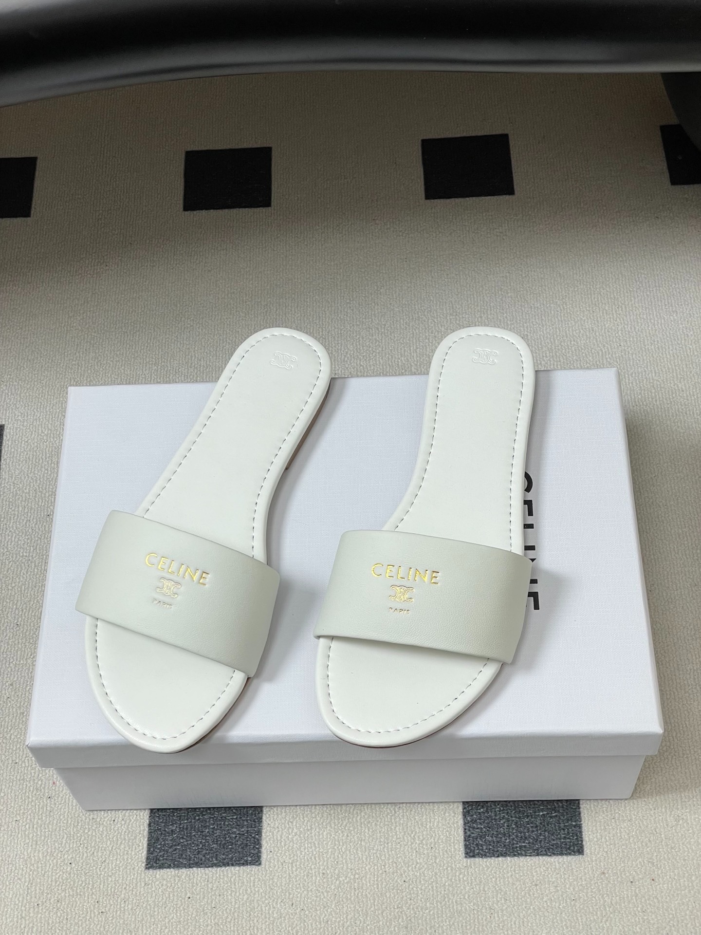 셀린느 신상 클래식 플랫 슬리퍼